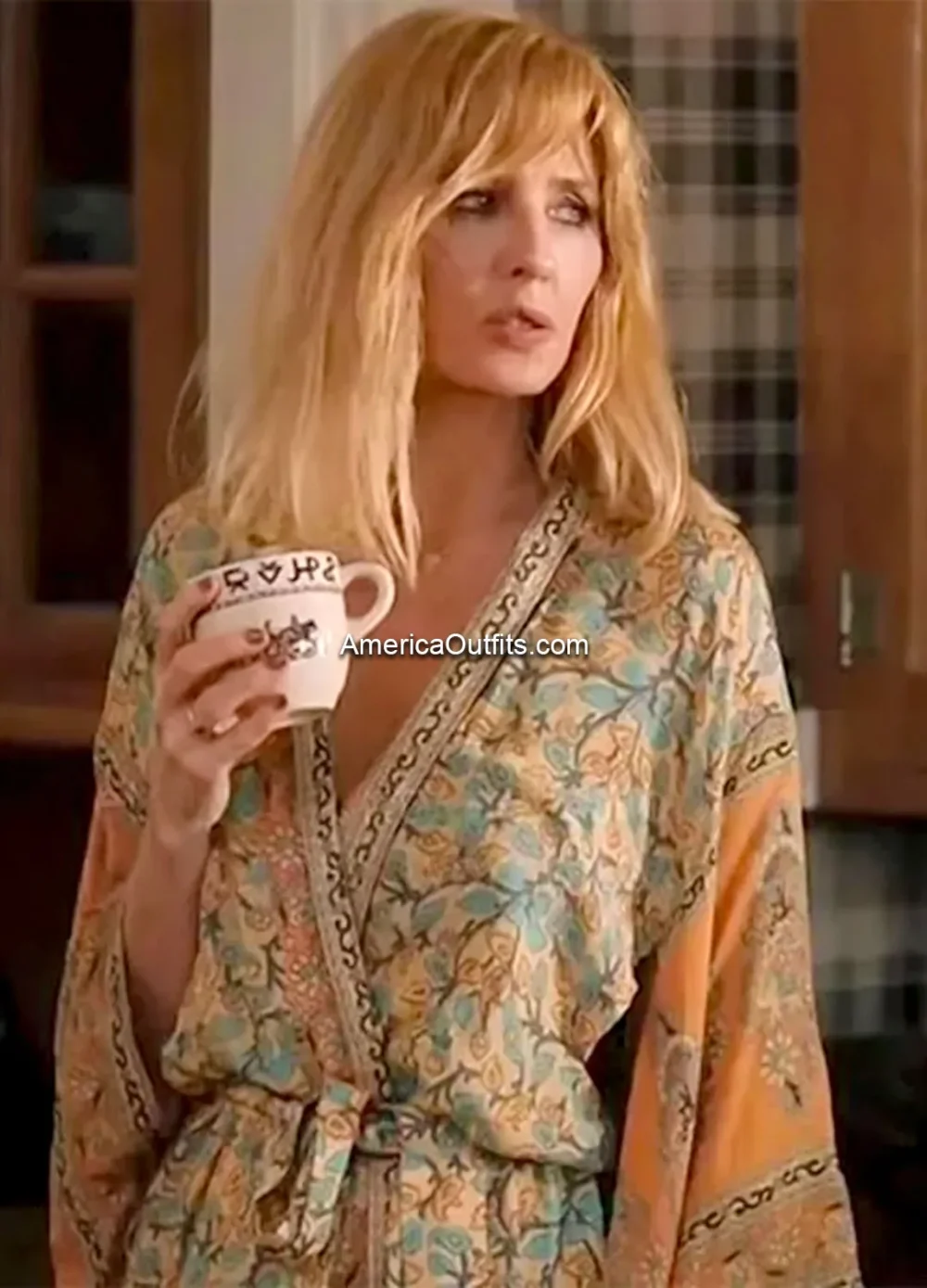 Yellowstone-S05-Beth-Dutton-Floral-Robe